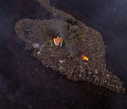 용암 뒤덮인 라팔마섬에서 살아남은 주택 한 채.."기적의 집"