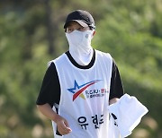 신중하게 그린을 살피는 '캐디' 김효주 [KLPGA 엘크루-TV조선]