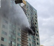 "킥보드 충전 중 불"..창원 주상복합아파트에서 불, 23명 구조