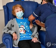 화이자 백신 세계 첫 접종 91세, 부스터샷도 맞았다