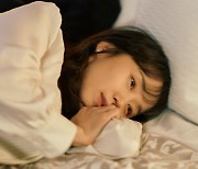 '인간실격' 전도연·류준열, 한 침대 위 어색한 눈맞춤