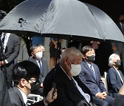 대통령 행사 참석한 고령자를 위한 탁현민의 '우산 사용법'