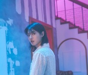 '10월 5일 컴백' 우즈(조승연), 'ONLY LOVERS LEFT' 콘셉트 포토..극과 극 온도차