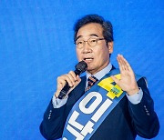 與 광주·전남 경선서 이낙연 47.12%로 첫승..이재명 46.95%