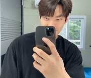 '신민아❤︎' 김우빈, 어깨너비 57cm라더니..화면 꽉 차는 탄탄 피지컬