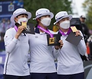 세계양궁선수권대회 단체전 금메달 목에 건 여자 신궁들