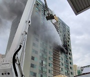 창원 한 주상복합아파트서 불..7명 연기흡입·23명 구조