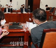 [포토]언론중재법 여야협의체 회의, '논의하는 전주혜-최형두'