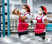 북한 "애국의 땀과 열정을 바치는 공장 노동자들"