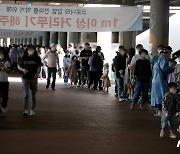 추석 연휴 후 코로나 검체 검사 받는 부천 시민들