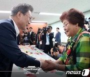 文대통령, '치매국가책임제' 직접 작명..靑 "강력한 의지"