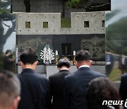 김동연, 부산민주공원 추념의 장 참배