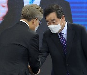 '경선 마치고 악수 나누는 이재명·이낙연 후보'