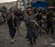 "탈레반, 범죄 용의자 4명 시신 기중기에 매달아 공개"