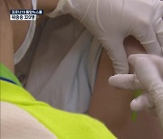 "1·2차 접종 간격 단축..60세 이상·의료진 '부스터샷' 곧 시작"