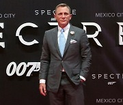 돌아온 007.. '마블' 샹치 잡고 기대 이상 성적 올릴까