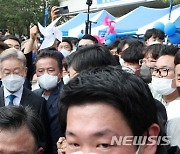 '전북지역 합동 연설회장 들어서는 이재명 후보'