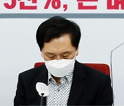 휴대전화 확인하는 김기현 원내대표