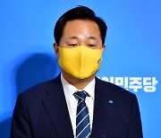 [속보]김두관, 경선 후보직 사퇴..이재명 지지선언
