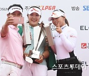 [ST포토] 임창정-유해란-김지영2, 팀 부문 우승
