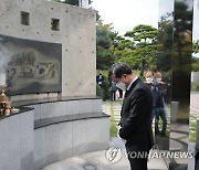 김동연, 부산 민주공원 참배