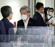 [포토]참석자들과 인사 나누는 고승범 위원장