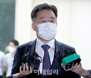 경찰 출석 '화천대유' 김만배 "불법 없어..곽상도 子 산재"