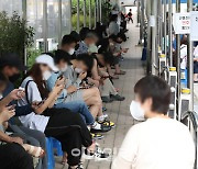 [포토]코로나19 선별진료소 앞 검사 기다리는 시민들