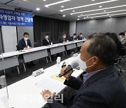 [포토]정동식 전국상인연합회회장 발언 메모하는 김부겸 총리