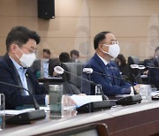홍남기 "10월 전국민 70% 접종..위드 코로나 해외사례 연구"