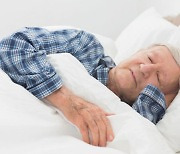 노년에 7시간 이상 자면 알츠하이머 예방에 도움(연구)