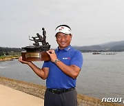 '한국 첫 챔피언스투어 우승' 최경주 "2002년 PGA투어 첫 우승처럼 기뻐"