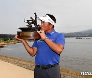 한국인 첫 PGA 챔피언스 우승컵 입 맞추는 최경주