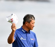 한국인 첫 PGA 챔피언스 우승 인사하는 최경주