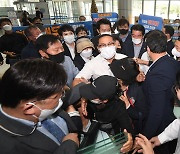 지역주민 항의 제지하는 성남시청 관계자들
