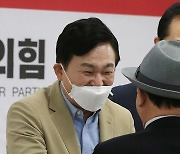 국힘 인천시당 당원들과 인사 나누는 원희룡 후보