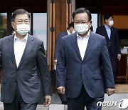 文대통령 "단계적 일상 회복 위해 안정화 관건..방역 대응 총력"