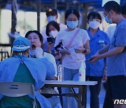 코로나19  검사하는 중국 의료인