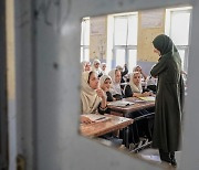 '전원 히잡'..수업 듣는 아프간 여학생들