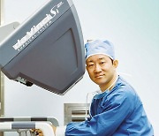 [명의를 찾아서] 로봇수술 대가 변석수 분당서울대병원 비뇨의학과 교수 | "전립선암 가족력 있으면 45세부터 적극 검사 받아야"