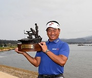 최경주, 한국인 최초로 PGA 챔피언스투어 우승..1주일만에 설욕