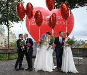 스위스, '동성결혼' 합법화..국민투표 64% 찬성