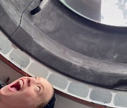 [영상] 우주선 1미터 투명돔 사이로 지구 드러나자 "오 마이 갓"