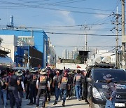 SPC 공장 앞 농성 민주노총 화물연대 "경찰 과잉진압 규탄\"
