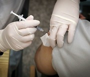 백신 접종 간격 1~2주씩 당긴다..10월 안에 70% 완료