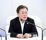 문 대통령 "개 식용 금지 검토할 때 되지 않았나"