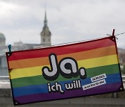 스위스, '동성결혼·입양' 국민투표 64.1%로 통과..전세계 30번째