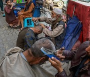 "수염 깎지마" 탈레반, 아프간 이발사들에게 면도 금지령