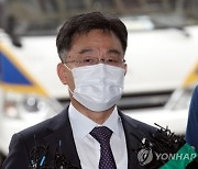 경찰 출석한 화천대유 대주주 "정치권 로비 전혀 없다"