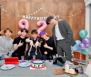 몬스타엑스, 전 세계 몬베베 위해 온택트 생일 파티 개최 "여섯 번째 생일 축하해♥"